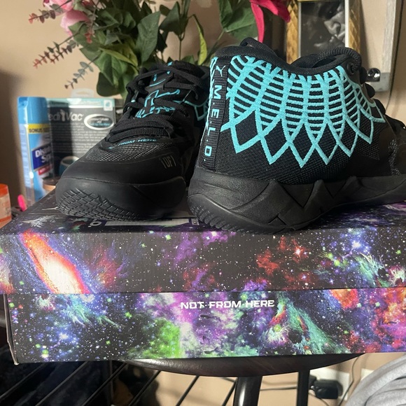 Men’s size 13 Like new with box Melo basketball main image 5